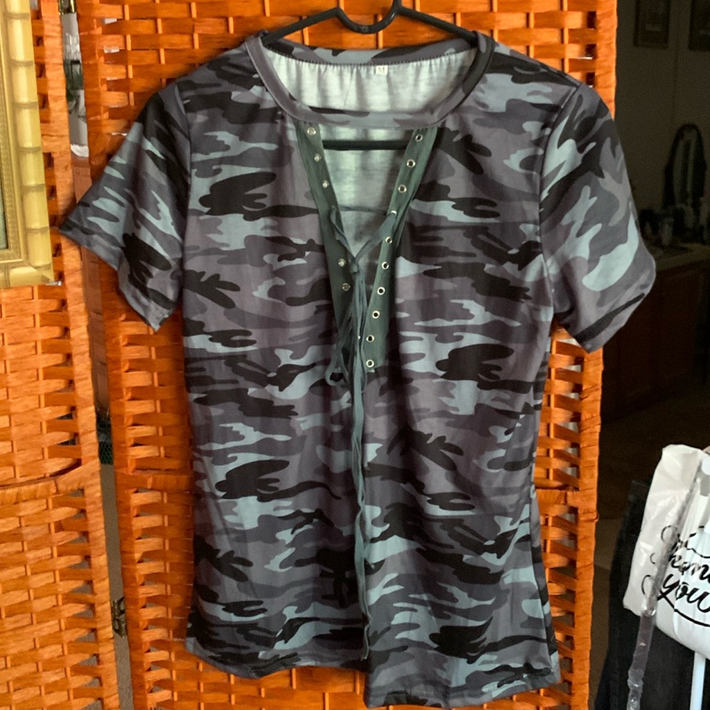 Women's Camouflage Lace-Up Short Sleeve Top - Gray